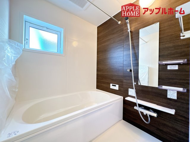 [新築住宅] 鶴ヶ島市羽折町 全4棟の浴室|窓付きのバスルームは、採光もあり明るく気持ちの良い空間です。窓があることで、換気環境も良好。掃除もスムーズに出来ます