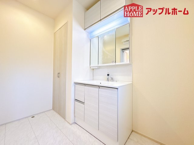 [新築住宅] 鶴ヶ島市羽折町 全4棟の独立洗面台|暮らしを快適にする三面鏡仕様の洗面化粧台。収納力と機能性に優れた使いやすい設備で、忙しい朝の身支度もスムーズに♪