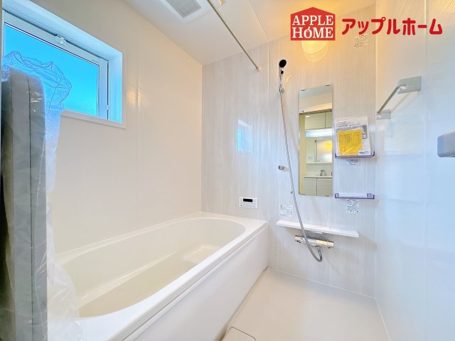 [新築住宅] 鶴ヶ島市羽折町 全4棟の浴室|窓付きのバスルームは、採光もあり明るく気持ちの良い空間です。窓があることで、換気環境も良好。掃除もスムーズに出来ます