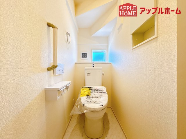 [新築住宅] 鶴ヶ島市羽折町 全4棟のトイレ|白を基調とした清潔感のある明るい空間。温水洗浄便座付きで、毎日快適・清潔に使用できます。操作しやすい壁面リモコンを採用しています。