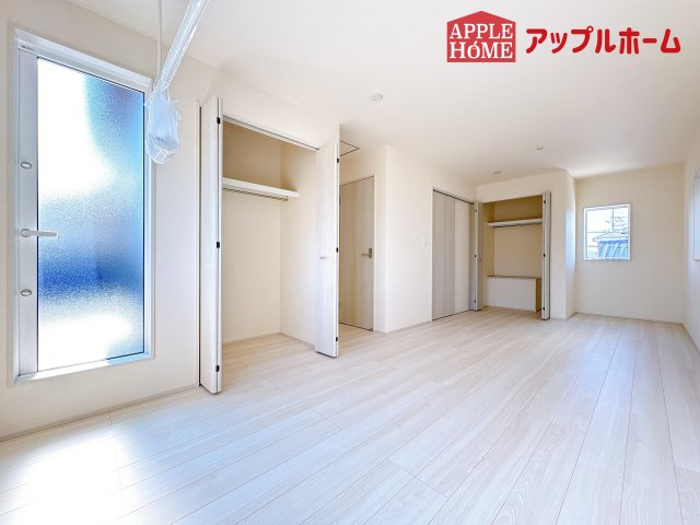 [新築住宅] 鶴ヶ島市羽折町 全4棟の洋室|２階居室は全室収納あり！たっぷりある収納活用でお部屋もキレイを保てます♪