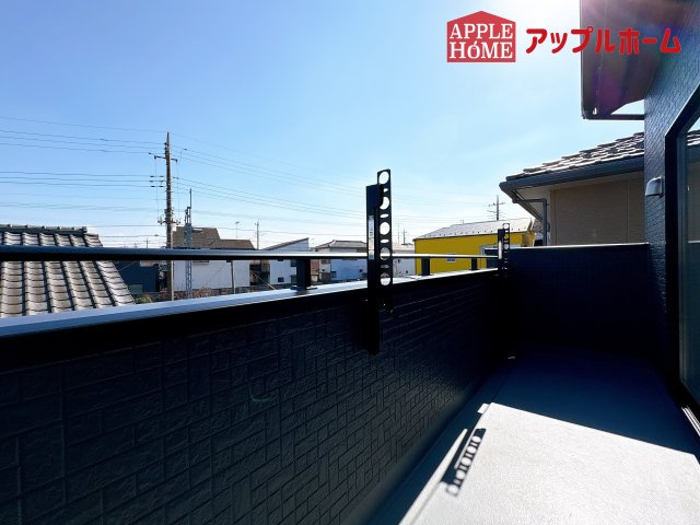 [新築住宅] 鶴ヶ島市羽折町 全4棟のバルコニー|家族分の洗濯物もしっかり干せます。日当たりも良く、毎日のお洗濯が楽しくなりそう♪お布団は手軽に干せていつもポカポカに☆