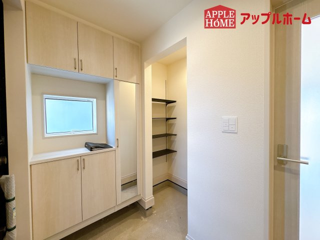 [新築住宅] 鶴ヶ島市羽折町 全4棟の玄関|住まう人も来客も入った時にワクワクさせてくれるオシャレな玄関♪収納もたっぷりあるので、靴がたくさんあっても安心！