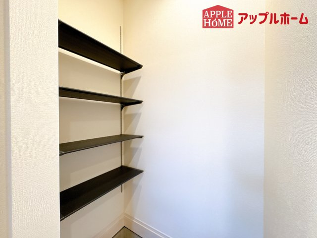 [新築住宅] 鶴ヶ島市羽折町 全4棟の玄関|明るく清潔感のある玄関でお客様を迎えるスペースをパッと明るい印象に！大容量の収納力で大家族の履物もすっきり収納できます♪