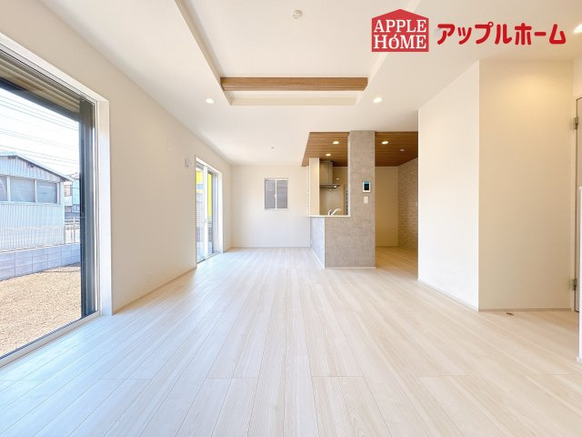 [新築住宅] 鶴ヶ島市羽折町 全4棟の居間・リビング|窓から差し込む光で家族を温かく包み込みます。明るいリビングで子育てする喜びを☆いつでも見学可能です！