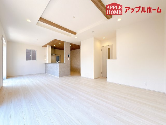 [新築住宅] 鶴ヶ島市羽折町 全4棟の居間・リビング|広々リビング×対面キッチンで家族の会話も弾みます♪家族団らんの秘訣は間取りにあり☆夢のマイホームを一緒に叶えましょう！