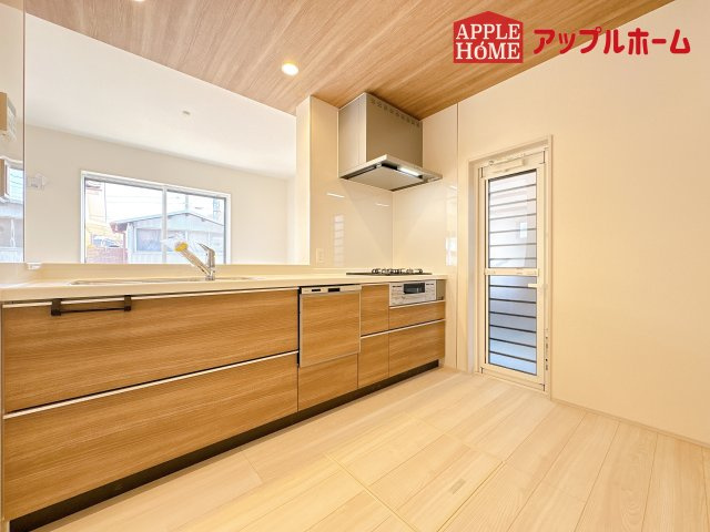 [新築住宅] 鶴ヶ島市羽折町 全4棟のキッチン|見栄えもよくお手入れもスムーズに出来ます。豊富な収納力もございますので、キッチンスペースをスッキリとお使い頂けそうです。