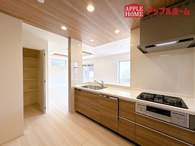 [新築住宅] 鶴ヶ島市羽折町 全4棟のキッチン|対面式キッチンは、家族のコミュニケーションを育み、子育て家族にも好適なプラン！リビングで寛ぐご家族をいつも感じられます♪会話を楽しみながら家事ができ、小さいお子様がいても安心です！