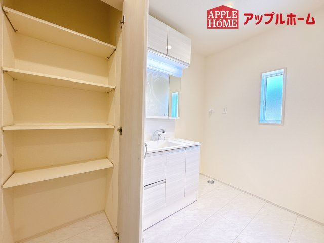 [新築住宅] 鶴ヶ島市羽折町 全4棟の独立洗面台|ゆとりの洗面スペースで朝の身支度も快適スムーズに。３面鏡で髪のセットやお化粧もストレスなくこなせ、朝から気分良く通勤通学に向かえそうですね！鏡の裏にはたっぷりと収納スペースを標準装備