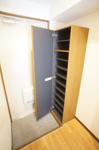 グランピエールK２の玄関|日当たりの良い洋室です