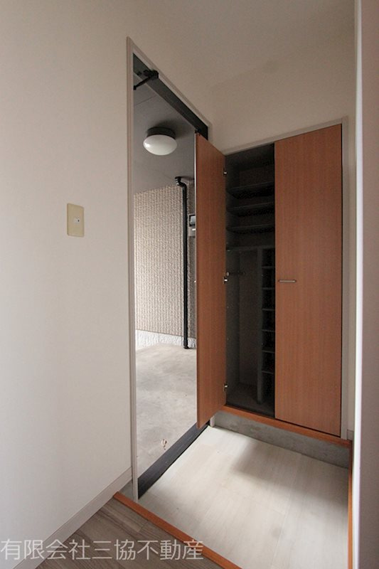 グランシード美杉台の玄関|大き目の下駄箱付き