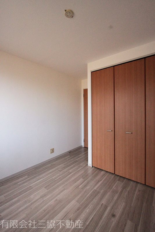 グランシード美杉台の寝室|洋室5帖　収納付き