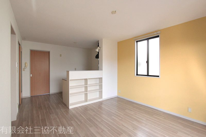 グランシード美杉台|LDK12帖　対面キッチンのリビング側が棚になっていて便利です♪