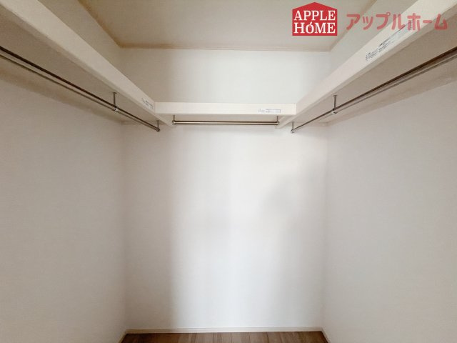 [新築住宅] 東松山市松山町3丁目 全4棟の収納|お洋服を大切にされる方に大変喜ばれる、ウォークインクローゼット。お洋服以外にも掃除機やスーツケースなどを一箇所に集約できるのは魅力ですね！扉が一箇所ですので、お部屋の見た目にもスッキリ！