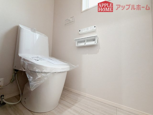 [新築住宅] 東松山市松山町3丁目 全4棟のトイレ|白を基調とした清潔感のある明るい空間。温水洗浄便座付きで、毎日快適・清潔に使用できます。操作しやすい壁面リモコンを採用しています。