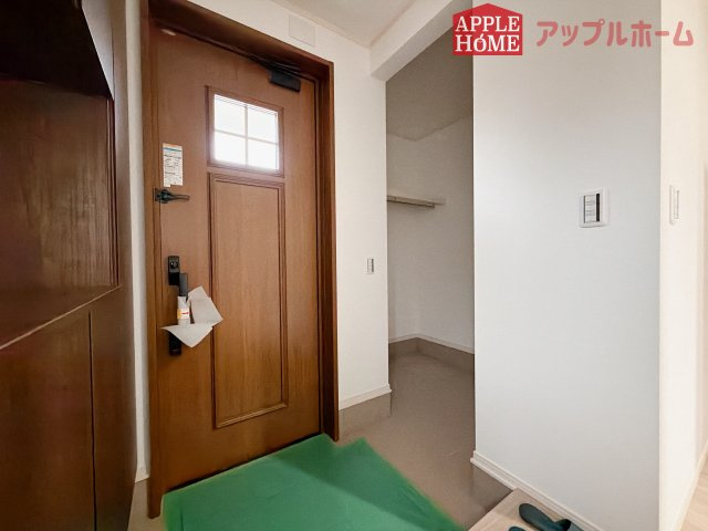 [新築住宅] 東松山市松山町3丁目 全4区画の玄関|上下棚にたっぷり靴を収納できます。「ただいま」と玄関を開けた瞬間から、奥に広がる空間を明るい室内を感じられますね♪