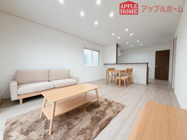 [新築住宅] 東松山市松山町3丁目 全4区画の居間・リビング|広々リビング×対面キッチンで家族の会話も弾みます♪家族団らんの秘訣は間取りにあり☆夢のマイホームを一緒に叶えましょう！