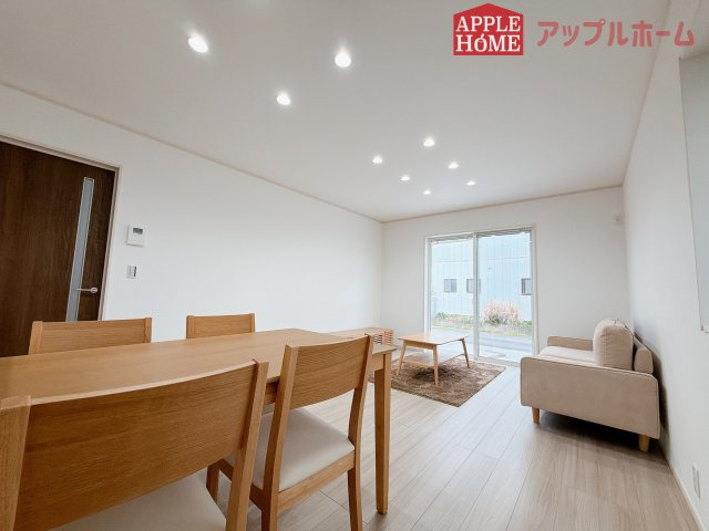 [新築住宅] 東松山市松山町3丁目 全4区画の居間・リビング|窓から差し込む光で家族を温かく包み込みます。明るいリビングで子育てする喜びを☆いつでも見学可能です！