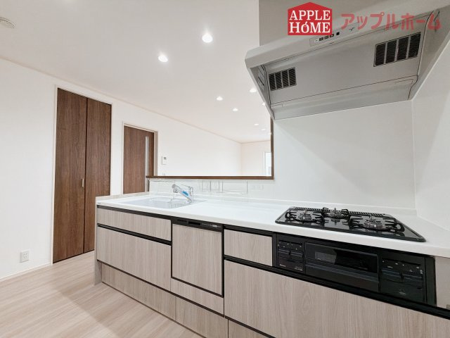 [新築住宅] 東松山市松山町3丁目 全4区画のキッチン|キッチンから部屋中が見守れるので、小さなお子様がいるご家庭でも安心です。シンプル×ナチュラルな温かい空間は、どんなスタイルの家具も合わせやすいお部屋です。