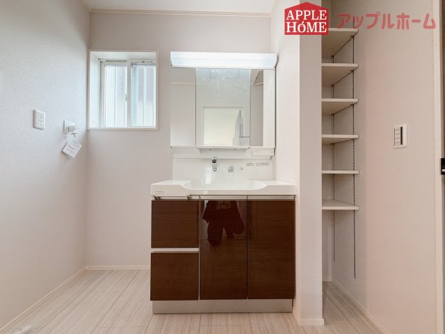 [新築住宅] 東松山市松山町3丁目 全4区画の独立洗面台|三面鏡付きの洗面化粧台ですので、たっぷりと収納いただけます。白を基調とした清潔感のある快適空間です。毎日の身支度も気持ち良くお使い頂けます！！
