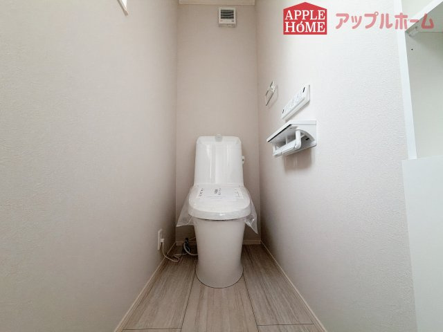 [新築住宅] 東松山市松山町3丁目 全4区画のトイレ|白を基調とした清潔感のある明るい空間。温水洗浄便座付きで、毎日快適・清潔に使用できます。操作しやすい壁面リモコンを採用しています。