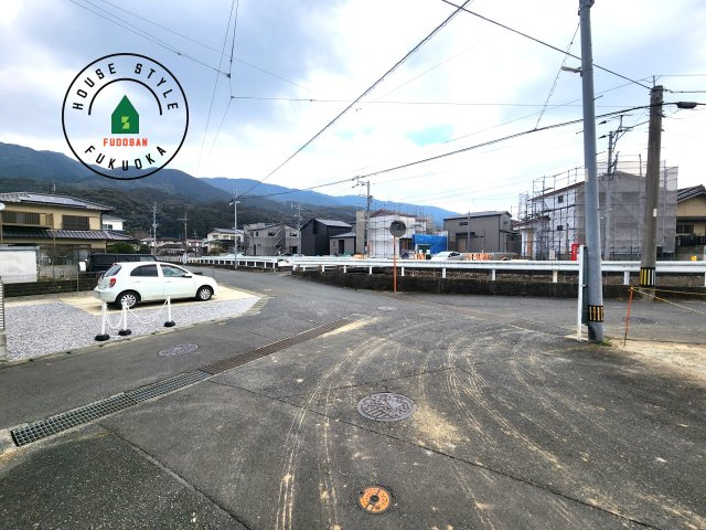 福岡市早良区内野５丁目第1-3棟（1号棟）の前面道路含む現地写真|前面道路は閑静な住宅地をはしる車通りの少ない道路。お車の出し入れが苦手なママや小さなお子様にも安心ですね。しっかり舗装もされているので、ベビーカーや自転車で通っても快適に通行できます。