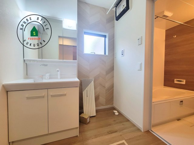 福岡市早良区内野５丁目第1-3棟（3号棟）の内観：施工例|ゆとりの洗面スペースで朝の身支度もスムーズに。暮らしを快適に変えるシャワー付洗面台です！