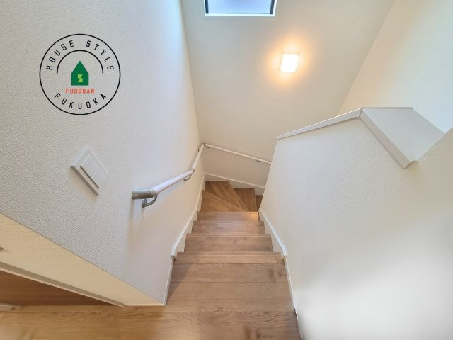 福岡市早良区内野５丁目第1-3棟（3号棟）の内観：施工例|階段からも明るい光が入ります。採光や通風も階段の重要な役割です。