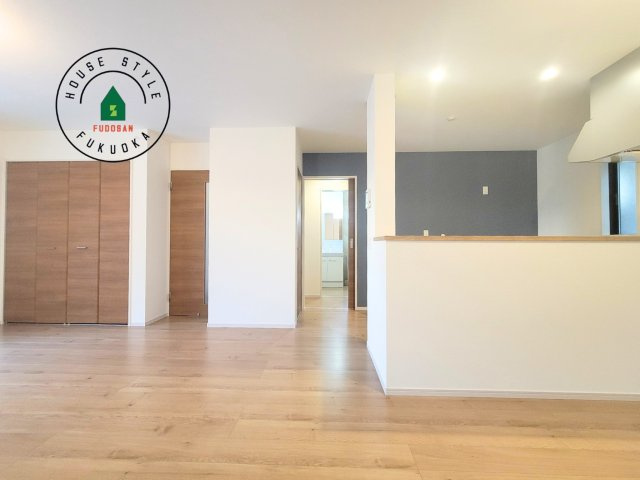 福岡市早良区内野５丁目第1-3棟（3号棟）の内観：施工例|ご家族を近くに感じられる対面キッチンのLDK。会話もはずみそうですね。