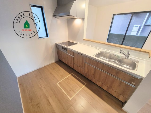 福岡市早良区内野５丁目第1-3棟（3号棟）の内観：施工例|ダイニングテーブルへの配膳がラクラク、お料理はかどるカウンター付きシステムキッチン！