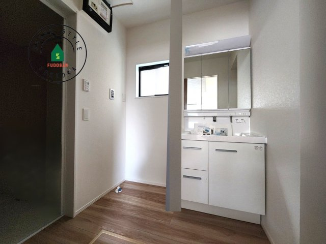 糸島市前原北４丁目第3-1棟（1号棟）の内観：施工例|毎日使うものだから清潔な空間を保ちたい水回り。洗面にはそんな願いを解消させてくれる収納アイデアが満載です。三面鏡の裏側にはキャビネットが現れ小物から背の高い物まで収納できます。