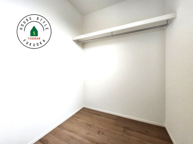 糸島市前原北４丁目第3-1棟（1号棟）の内観：施工例|洋服や大きな荷物が多い方や人数の多いご家族などは、一般的なクローゼットよりもウォークインクローゼットのほうが使い勝手が良いです。