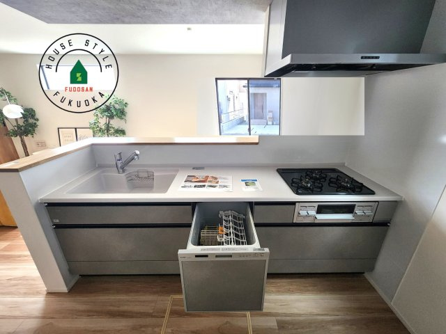 糸島市前原北４丁目第3-1棟（1号棟）の内観：施工例|ダイニングテーブルへの配膳がラクラク、お料理はかどるカウンター付きシステムキッチン！