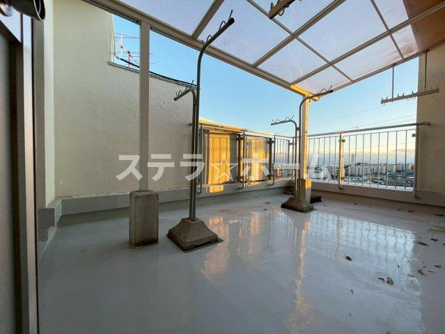 山手台4 中古テラスハウスのバルコニー|陽当たり良好なバルコニーです