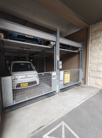 プレサンス三宮エレガンシアの駐車場