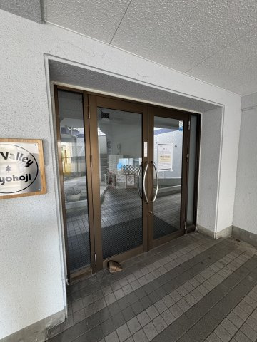 ヒルバレー妙法寺駅前のエントランス