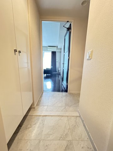 プレジール三ノ宮の玄関