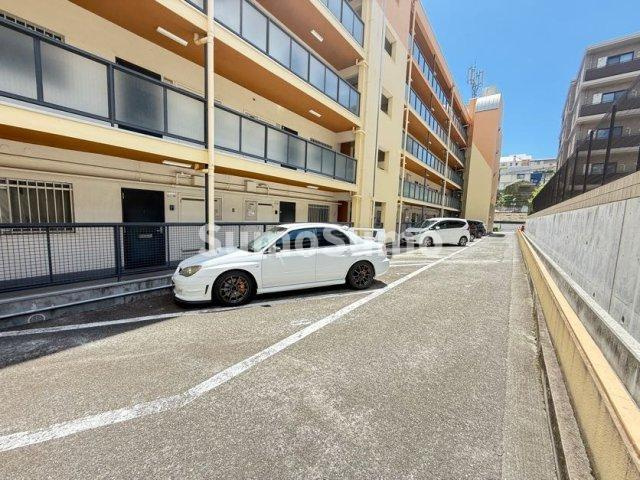 ブリージェ朝日ヶ丘の駐車場