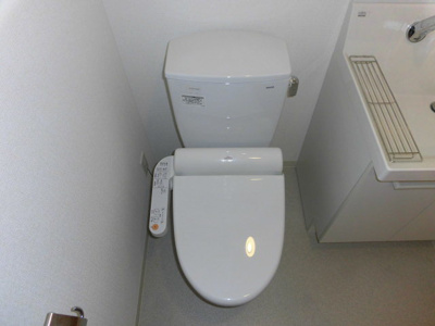 【トイレ】 | エステムコート新大阪Ⅸグランブライト | 清潔感のあるきれいなウォシュレット付きのトイレです