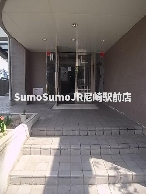 ファミールメゾンのエントランス|建物の内部です