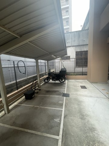 プレサンス神戸プレシャスの駐車場