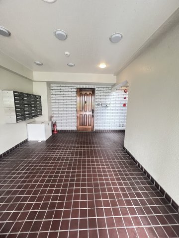 フルール岡本のエントランス