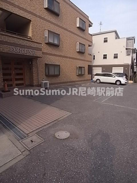 フォーチュンの駐車場|車をお持ちの方に嬉しい駐車場付きの物件です