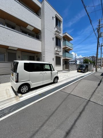 ブリランテ三川口町の駐車場
