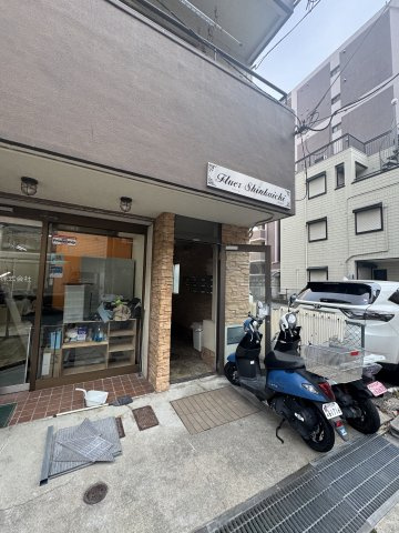 フルール新開地のエントランス