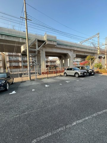 ファミリーライフ東灘の駐車場