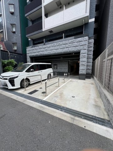 プレサンス難波マジョリティの駐車場