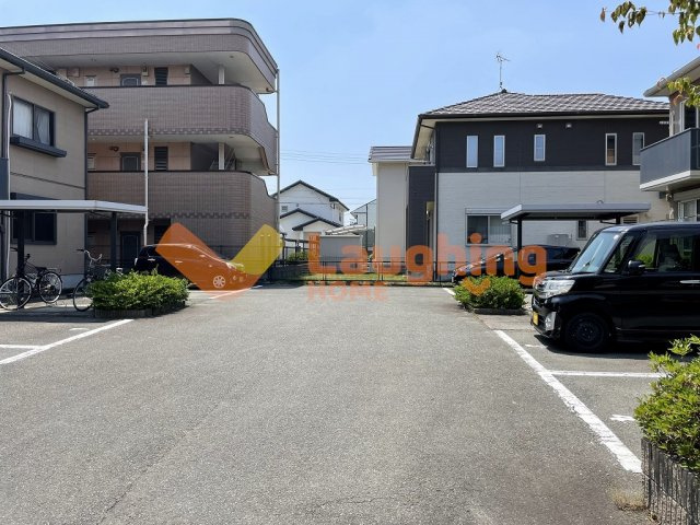 ソフィア小森野B棟の駐車場|駐車場があるので、車を買う予定の方も安心です