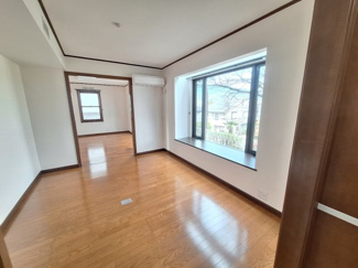 【居間・リビング】 | 夙川　殿山町　貸戸建 | 出窓のあるダイニングスペース