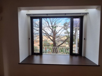 【展望】 | 夙川　殿山町　貸戸建 | 1階リビングの出窓からは木々の緑を眺めることができます。